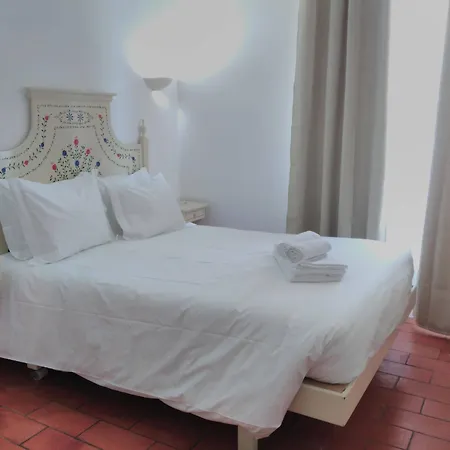 By Kavia Αλμπουφέιρα